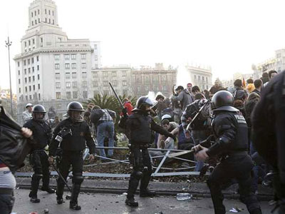 Enfrentamiento entre policía y manifestantes en la jornada de huelga general convocada por los sindicatos el pasado 29 de marzo. EFE/Marta Perez