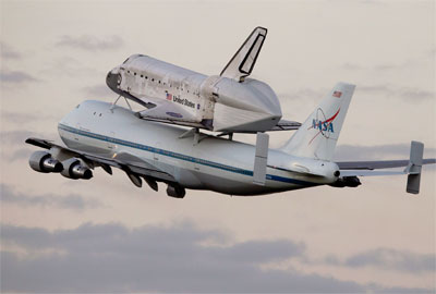 El ransbordador Discovery viaja enganchado a un Boeing 747 modificado de la NASA hacia Washington. -
