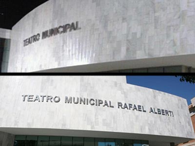 El Teatro Rafael Alberti de Huércal-Overa antes y después de la retirada del nombre.