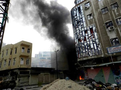 Edificios en llamas en la ciudad de Homs.