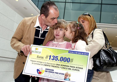 Aitana con sus padres y su hermana tras recibir el cheque.
