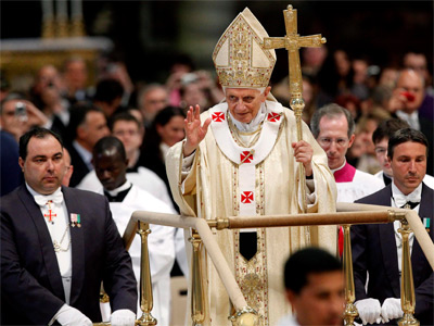 El papa Benedicto XVI oficia la Misa Crismal. EFE/ALESSANDRO DI MEO