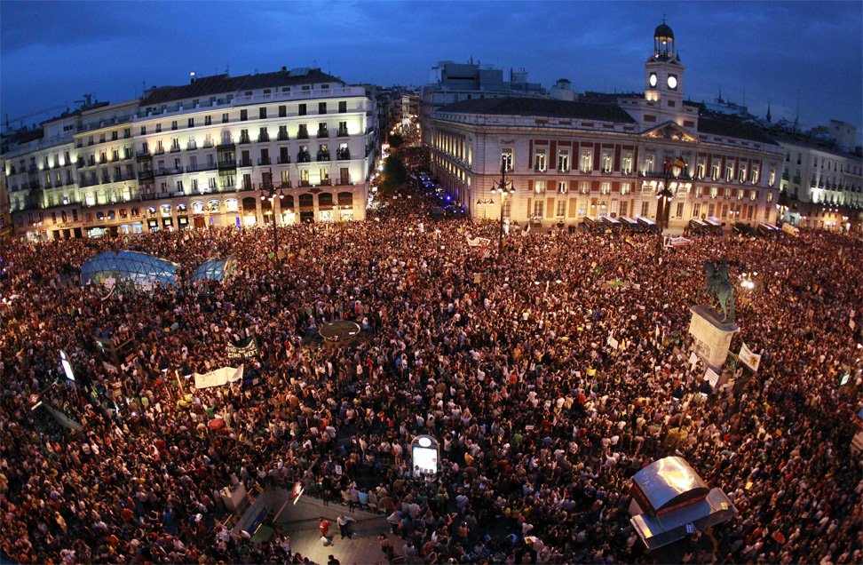 Integrantes del Movimiento 15M abarrotan esta noche la céntrica Puerta del Sol de Madrid en el primer aniversario del movimiento reivindicativo. EFE/Alberto Martín