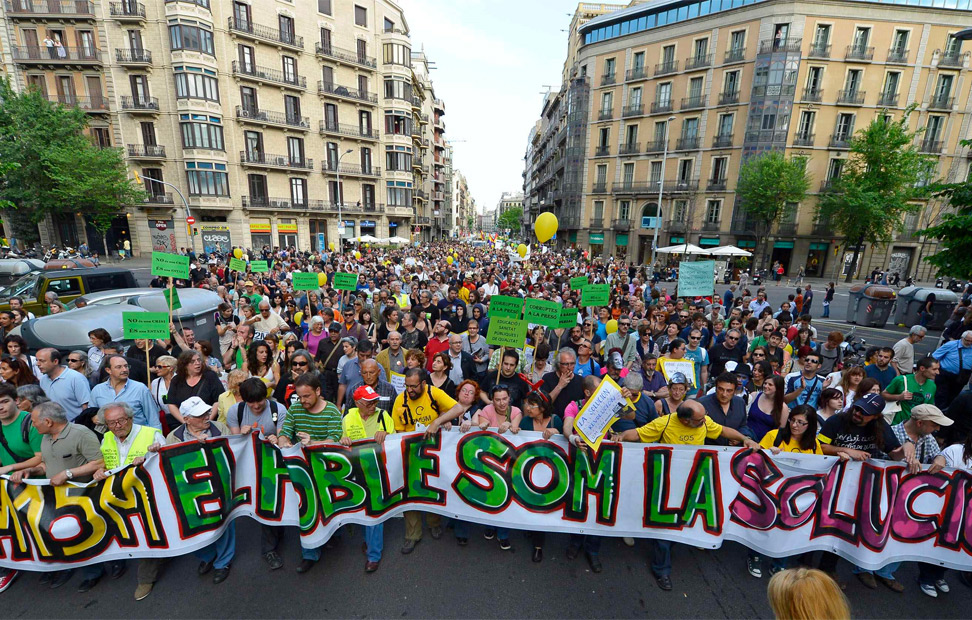 Los manifestantes marchan por Barcelona en el aniversario del 15-M.-REUTERS/Felix Ordonez