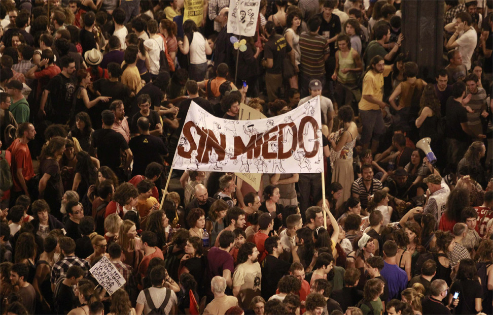 El movimiento del 15-M ha resistido la prohibición de la Delegación del Gobierno y permanece en Sol pasada la media noche.-EFE/Alberto Martín