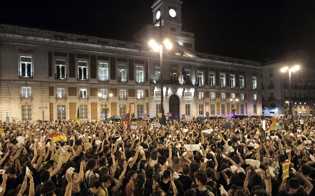 Los indignados protagonizan su grito mudo en la Puerta del Sol de Madrid a las 00.00 horas. Culminaba así el primer aniversario del Movimiento 15-M.