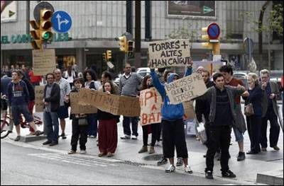 Un centenar de indignados ha protagonizado en la mañana de este miércoles cacerolada ante la sede central de La Caixa, en la avenida Diagonal de Barcelona.EFE/Alberto Estévez