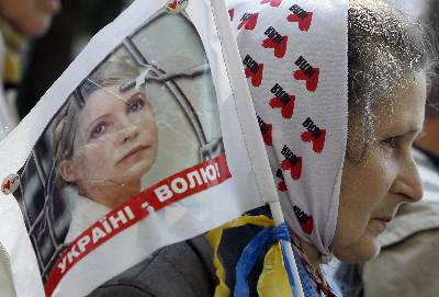 Simpatizantes de la ex primera ministra ucraniana Yulia Tymoshenko se manifiestan en las proximidades del Tribunal Supremo de Ucrania, en Kiev. EFE/Archivo