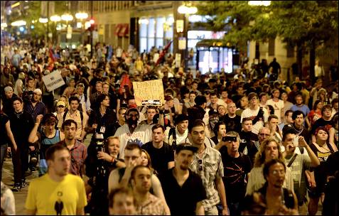 Centenas de manifestantes que protestavam contra a cimeira da NATO nas ruas de Chicago (EUA).  EPA / Tannen MAURY