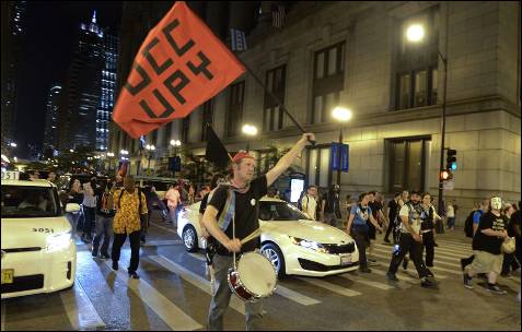 Manifestantes protestam contra a cimeira da NATO nas ruas de Chicago (EUA).  EPA / Tannen MAURY