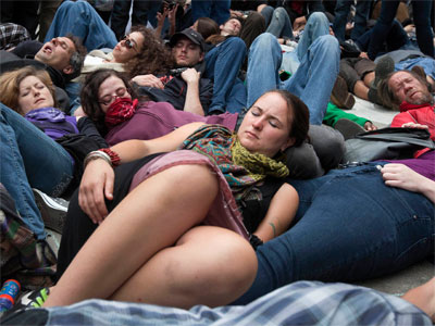 Manifestantes se tumban en el suelo simbolizando víctimas de la OTAN en una protesta en Chicago - EFE