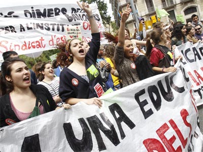 Estudiantes, profesores y padres y madres de alumnos en una manifestación en la plaza Universitat de Barcelona. EFE
