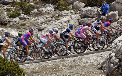 El ciclista español del Katusha, Joaquim 'Purito' Rodríguez (3d), en acción junto al resto del pelotón.