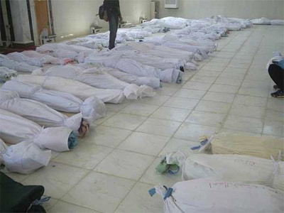 Los cuerpos de las víctimas de los ataques en la ciudad de Huola, en Homs, reposan en una mezquita. -