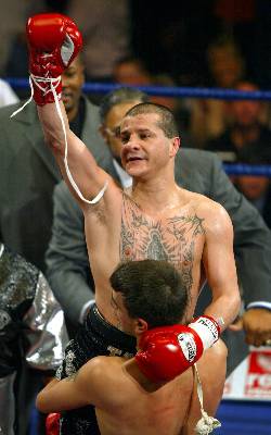 En la imagen, el cinco veces campeón del mundo de boxeo, el mexicano americano Johnny Tapia. EFE/Archivo