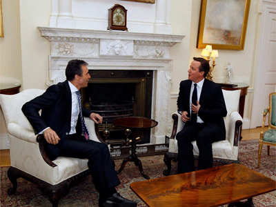 David Cameron conversa con el secretario general de la OTAN, Anders Fogh Rasmussen, el pasado jueves.-EFE/POOL