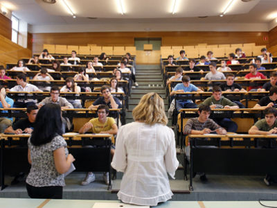 Cientos de alumnos se presentaron el verano pasado a las pruebas de acceso a la universidad en la Complutense de Madrid. MÓNICA PATXOT.