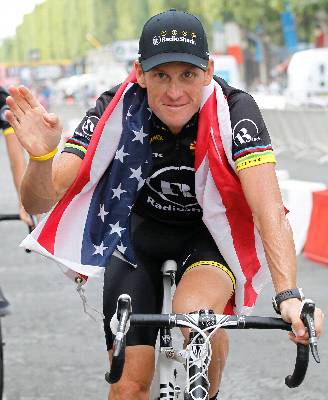 El ciclista estadounidense Lance Armstrong se defiende de las acusaciones asegurando: 'nunca me he dopado. He completado 25 años de carrera como atleta sin ninguna mancha, he pasado más de 500 análisis de dopaje y nunca he fallado en ninguno'. EFE/Archivo