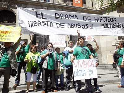 La Plataforma de Afectados por la Hipoteca en una manifestación ante la sede de CatalunyaCaixa. EFE