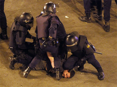 Variios policías detienen a un manifestante en uno de los desalojos de la Puerta del Sol de Madrid durante el aniversario del 15-M. -EFE