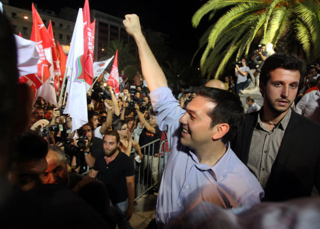 Alexis Tsipras, líder de Syriza, saluda a sus seguidores el pasado domingo 17 de junio de 2012, en Atenas, en la noche de las segundas y decisivas elecciones griegas.