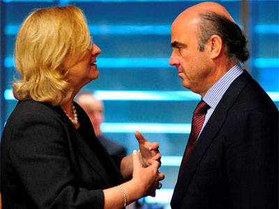 El ministro español de Economía, Luis De Guindos (dcha), conversa con la ministra austríaca de Finanzas, Marís Fekter (izda.  EFE/Nicolas Bouvy