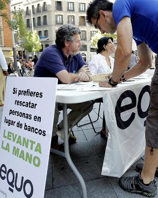 El líder de Equo, Juan López de Uralde, y la también dirigente del partido Inés Sabanés en la madrileña Plaza de Callao, donde ha comenzado la recogida de firmas. -