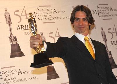 El productor Rodrigo Herranz posa tras recibir un premio Ariel por la película 'Pastorela', en el Palacio de Bellas Artes de Ciudad de México.