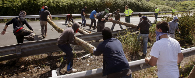 Mineros cortan el trafico en la A-66 a su paso por Soto de Ribera (Asturias). EFE