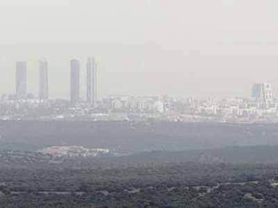 Vista de Madrid desde Hoyo de Manzanares, desde donde es visible la contaminación del aire. EFE/Angel Díaz