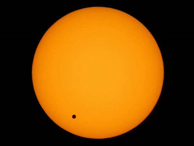 Venus se ve como un punto negro en su tránsito entre la Tierra y el Sol. REUTERS/Bobby Yip
