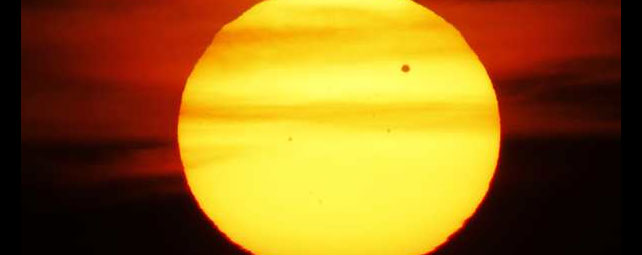El momento en el que Venus pasa por delante del Sol. AP Photo/Mark Duncan