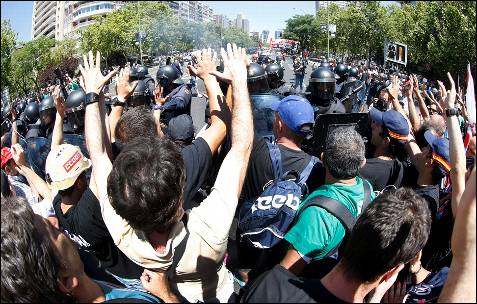Los manifestantes levantan las manos ante el cordón policial, en muestra de protesta pacífica - EFE