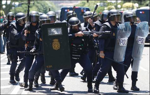La policía antidisturbios dispara pelotas de goma contra los manifestantes - REUTERS
