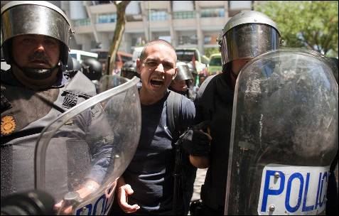 La policía detiene a uno de los manifestantes - REUTERS