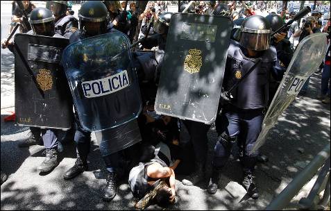 Una unidad de antidisturbios cubre la detención de unos manifestantes - AFP