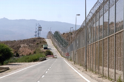 En la imagen una vista de la valla que separa España y Marruecos, en Melilla - EFE