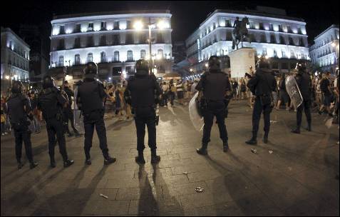 Miembros de la Policía Nacional han tomado la Puerta del Sol, en Madrid, tras la concentración que ha tenido lugar esta noche en apoyo a los mineros. EFE
