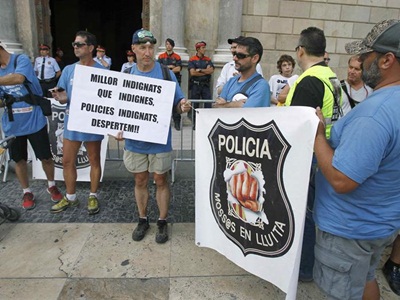 Un millar de mossos d'esquadra se han concentrado hoy en Barcelona - EFE