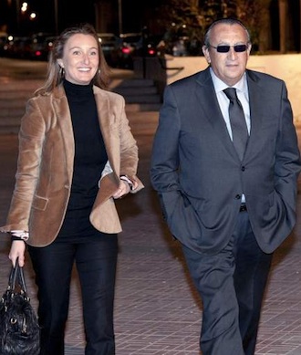 Andrea Fabra, con su padre, el ex presidente de la Diputación de Castellón y presidente del PP provincial, Carlos Fabra. (Domenech / EFE)