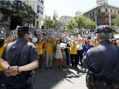 Los funcionarios del Ministerio de Justicia se han manifestado esta mañana frente a la sede nacional del PP, en la calle Génova de Madrid. EFE