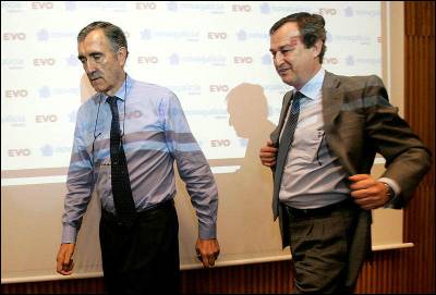 El presidente de Novagalicia Banco, José Maria Castellano (i), y el Consejero delegado, Cesar Bueno, al inicio de la rueda de prensa que ofrecieron esta semana en la sede social en Santiago de Compostela.
