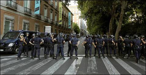 Cordón policial en el Paseo del Prado, en Madrid. Varios centenares de funcionarios se manifiestan este domingo en las inmediaciones del Palacio de las Cortes, blindado por la Policía, en protesta por los últimos recortes del Gobierno.