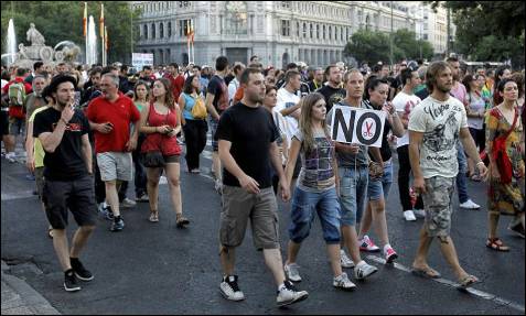 Unas 2.000 personas, entre ellas funcionarios (policías, bomberos o profesores), al ver que no se podía protestar frente al Congreso, marcharon hacia Cibeles para luego dirigirse a la emblemática plaza de la Puerta del Sol.