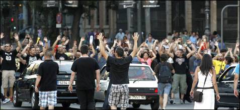Ha habido cortes de tráfico en el centro de Madrid. Muchos conductores hicieron sonar el claxon de su coche cuando los manifestantes gritaban '¡No nos mires, únete!'