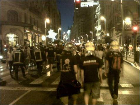 Destacaban los bomberos y los policías en la marcha, que también ha subido por Gran Vía, una de las principales arterias de la capital.