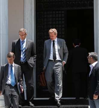Los representantes de la troika, Poul Thomsen, Klaus Masuch y Matthias Morse, abandonan el despacho de Samaras a principios de julio. Reuters - Archivo