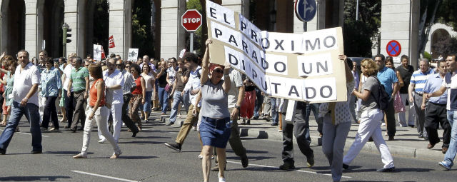 Funcionarios públicos que trabajan en Nuevos Ministerios, en Madrid, cortan el tráfico. EFE