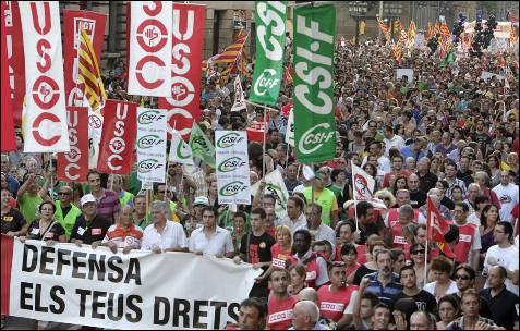 Encabezada por una pancarta con el lema: 'No callamos. Defiende tus derecho
', decenas de miles de personas se han manifestado en el centro de Barcelona.- Albert Olivé (EFE)