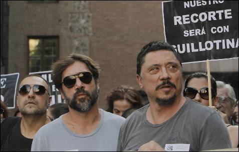 Los actores Carlos y Javier Bardem durante la concentración madrileña.- KIKO HUESCA (EFE)